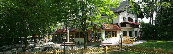 Foto vom Gastgarten und Frontansicht Gasthaus Waldschänke